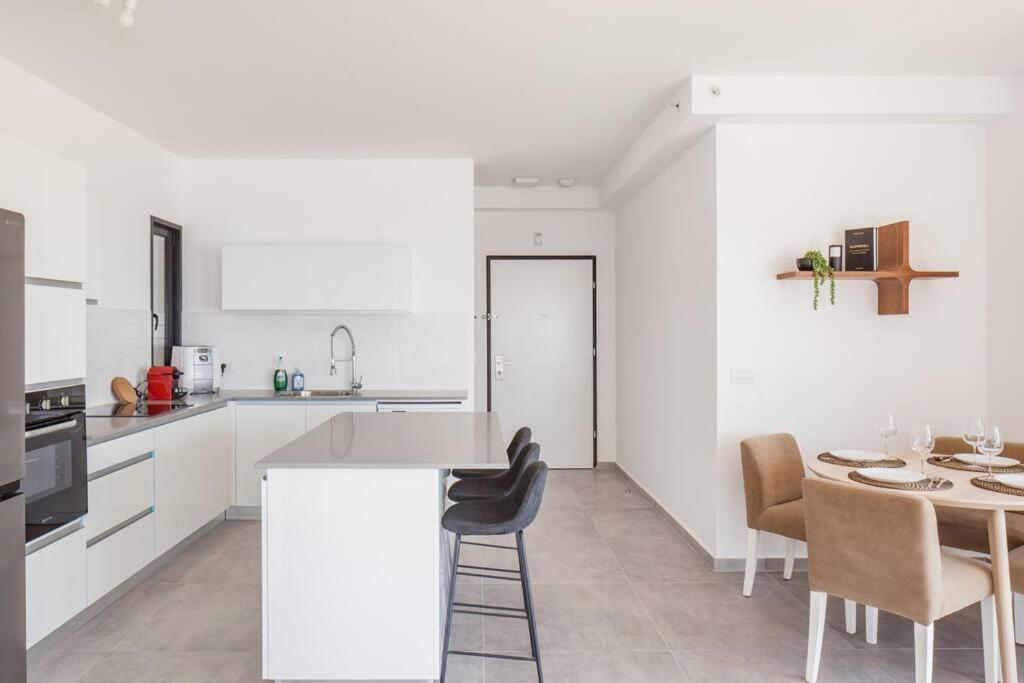 O&O Group- Magical 4Br Apt With Panoramic Sea View Bat Yam Exteriör bild